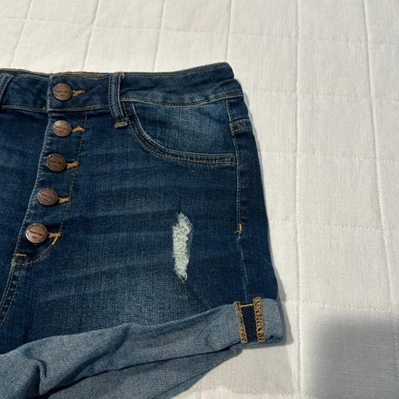 Sneak Peek Shorts - Picture 4 of 11